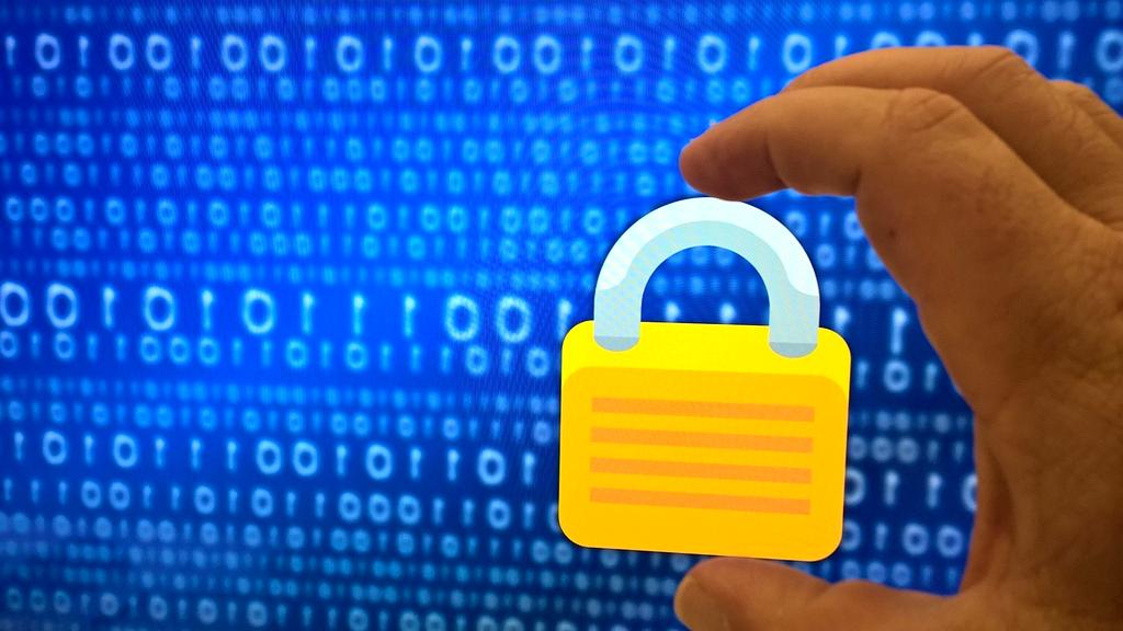 Ekspert IT podczas konsultacji z klientem